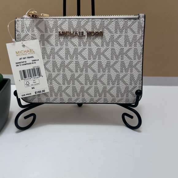 Michael Kors Card Holder - Picture 2 of 9